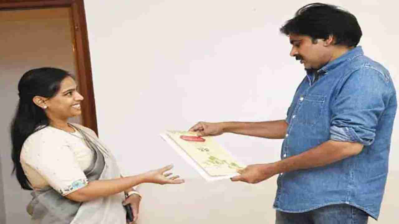 Pawan Kalyan: జనసేనాని పవన్ కళ్యాణ్‌కు ‘అలయ్ బలయ్’ ఆహ్వానం అందించిన హర్యానా గవర్నర్ బండారు దత్తాత్రేయ కుమార్తె