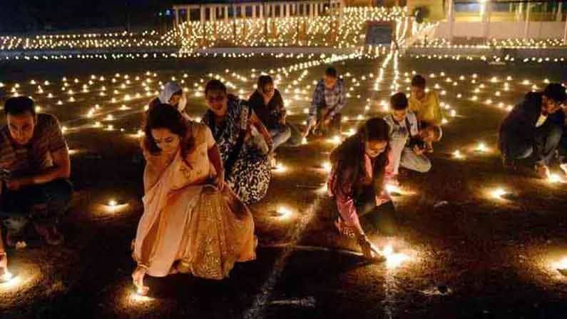 దీపావళికి లక్ష్మీదేవిని ఆహ్వానిస్తూ.. ఇళ్ళు, దుకాణాలను శుభ్ర పరుస్తారు. పండగకుముందే పనులన్నీ పూర్తి చేసుకుంటారు. దీపావళి రాత్రి లక్ష్మి దేవి ఆహ్వానిస్తూ ప్రజల పూజిస్తారు.