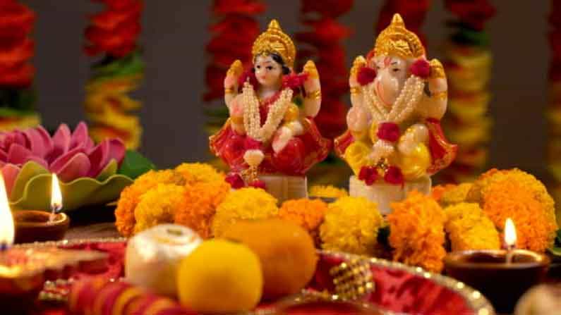 దీపావళి సందర్భంగా ప్రజలు లక్ష్మీ పూజిస్తారు. తమ కుటుంబం లక్ష్మి దేవి అనుగ్రహంతో సుఖ సంతోషాలతో ఉండాలంటూ ప్రత్యెక పూజలను చేస్తారు.