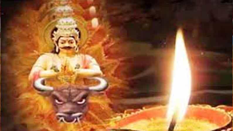 మరొక పురాణం కథనం ప్రకారం రాక్షసుడైన నరకాసురుని వధించిన రోజుని నరక చతుర్ధశిగా.. మర్నాడు అమావాస్య రోజున దీపాలు వెలిగించి దీపావళిగా సంబరాలు జరుపుకున్నారట. .