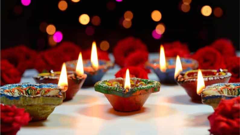 దీపావళి రోజున కొత్త వస్తువులను, ముఖ్యంగా ఆభరణాలను కొనుగోలు చేసే సంప్రదాయం ఉంది.