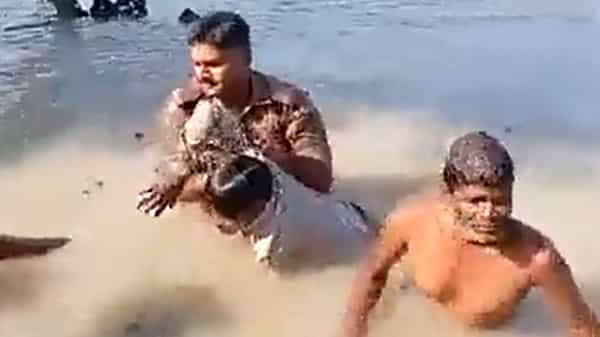 Police Video: సాహస పోలీస్.. నీటిలో కొట్టుకుపోతున్న బాలుడిని ఎలా కాపాడాడో చూడండి..