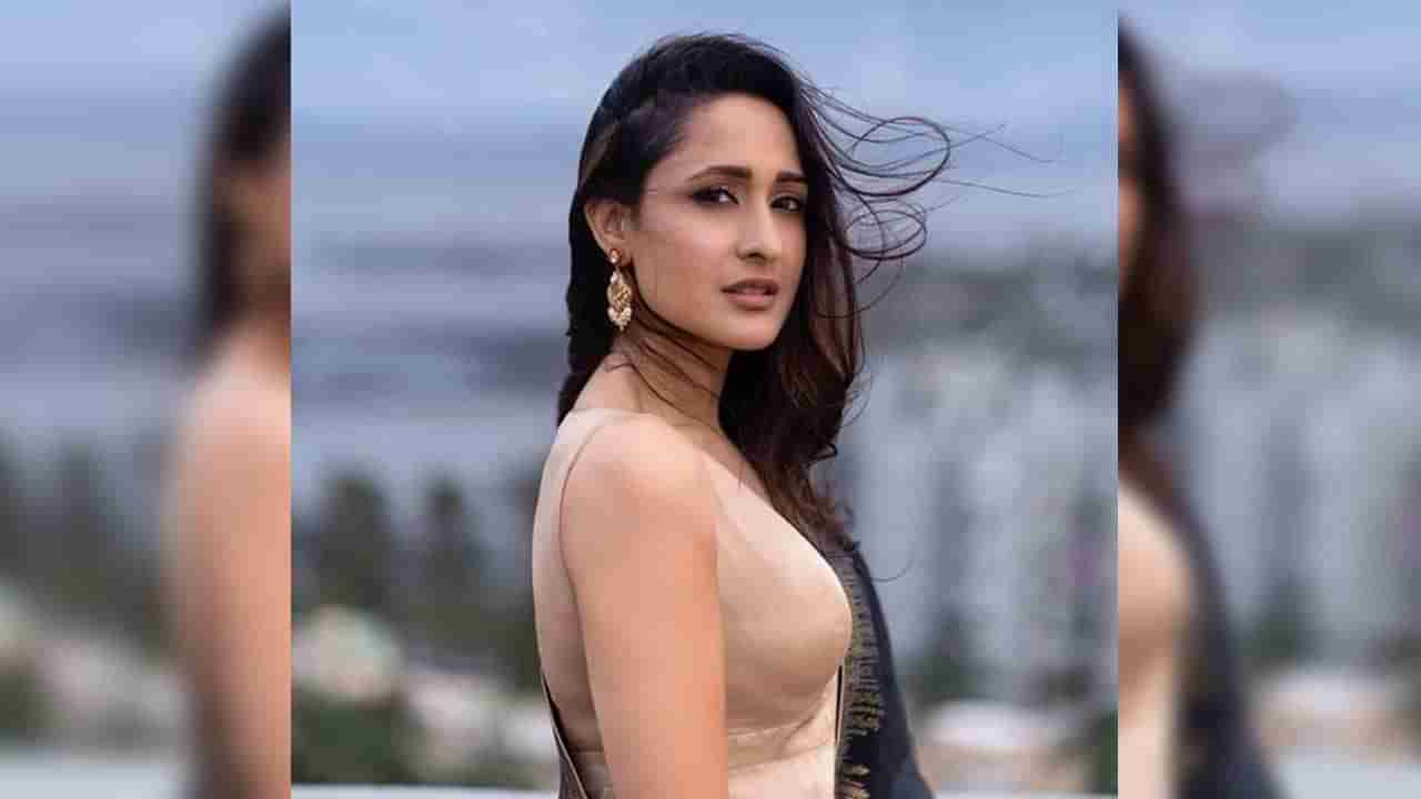 Pragya Jaiswal: కరోనా బారిన కంచె బ్యూటీ.. అఖండ చిత్రయూనిట్‏లో గుబులు..