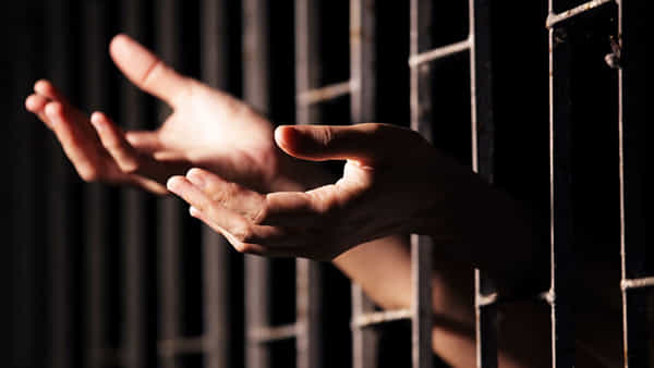 Imprisonment To Teacher: పెన్ విసిరిన టీచర్.. చూపు కోల్పోయిన విద్యార్థి.. తర్వాత..