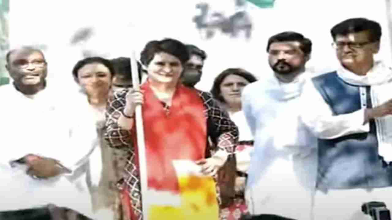 Priyanka Gandhi: ఇంటర్ పాసైన విద్యార్థినిలకు ఈ స్కూటీలు, స్మార్ట్ ఫోన్లు.. ప్రతిజ్ఞ యాత్రలో ప్రియాంక గాంధీ హామీల జల్లు..