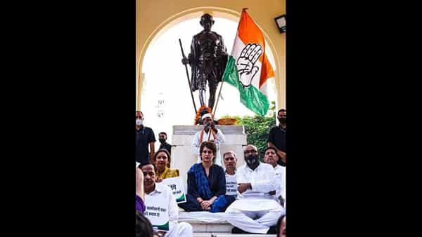 Priyanka Gandhi: ప్రియాంక గాధీ మౌన దీక్ష.. కేంద్ర మంత్రి అజయ్ మిశ్రాను తొలగించాలని డిమాండ్..