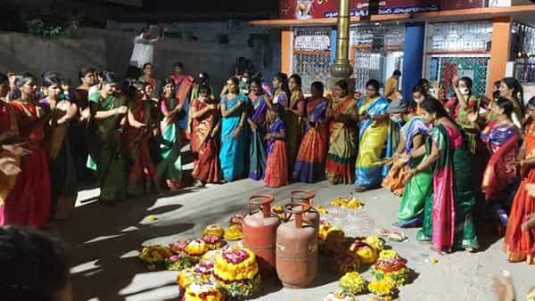 Bathukamma: ‘ధరలు తగ్గించండి ఉయ్యాలో’.. గ్యాస్ సిలిండర్లతో మహిళల వినూత్న నిరసన.. అస్త్రంగా మలుచుకున్న టీఆర్ఎస్..
