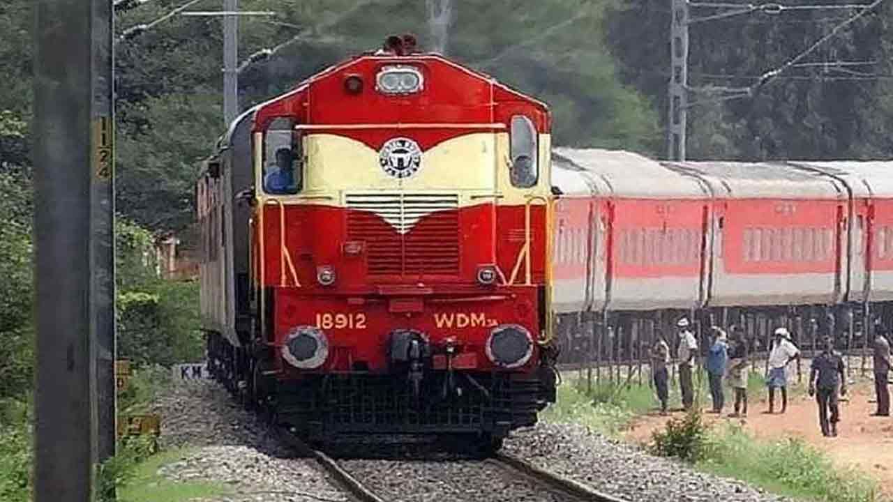 Indian Railway: రైల్వేలో ఉద్యోగం సంపాదించడం మీ లక్ష్యమా..! అయితే కచ్చితంగా ఈ న్యూస్‌ తెలుసుకోండి..