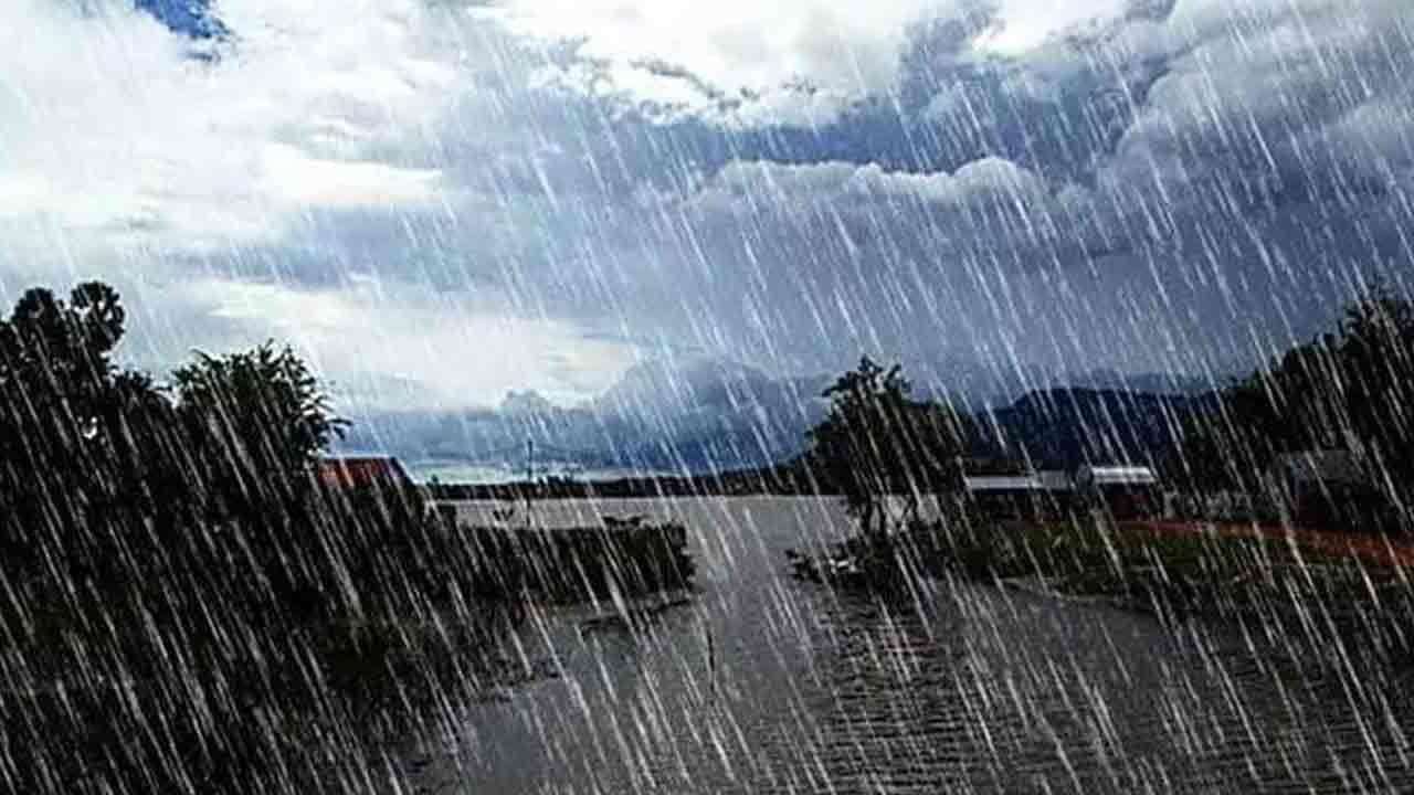 Rain warnings: అల్పపీడనం కారణంగా ఆకాశం మేఘావృతం, రాత్రి నుండి చిరుజల్లులు,హెచ్చరికలు