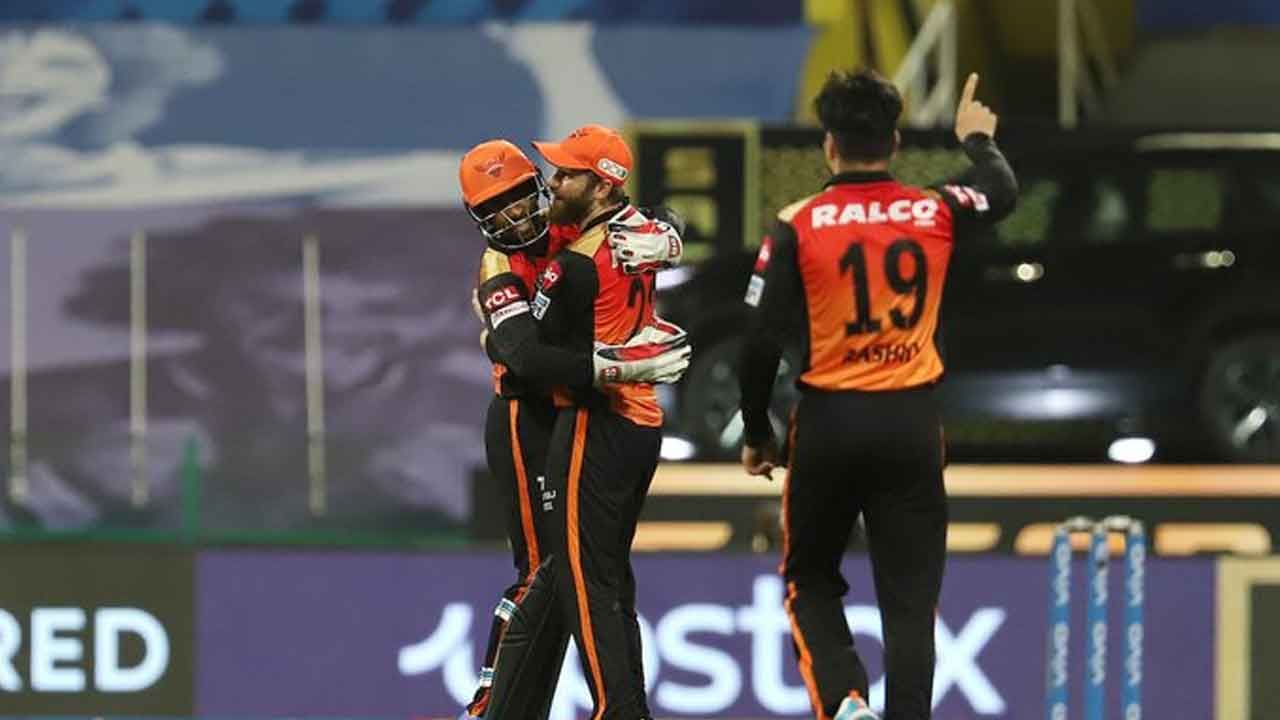 IPL 2021 RCB vs SRH: ఆర్సీబీపై ఘన విజయం సాధించిన సన్‌రైజర్స్‌.. ఉమ్మడిగా రాణించిన బౌలర్లు..