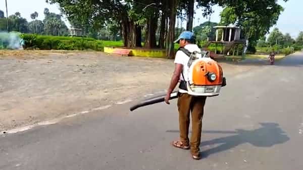 Variety Road Cleaner: మహబూబాబాద్లో నయా రోడ్ క్లీనర్.. చూస్తే పారిశుద్ధ్య కార్మికుడికి సలామ్ కొట్టాల్సిందే..