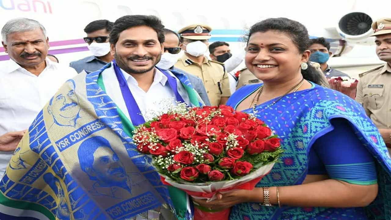 Roja: ప్రత్యేకత చాటుకున్న నగరి ఎమ్మెల్యే రోజా.. సీఎం జగన్‎కు ప్రత్యేక శాలువాతో సత్కారం..