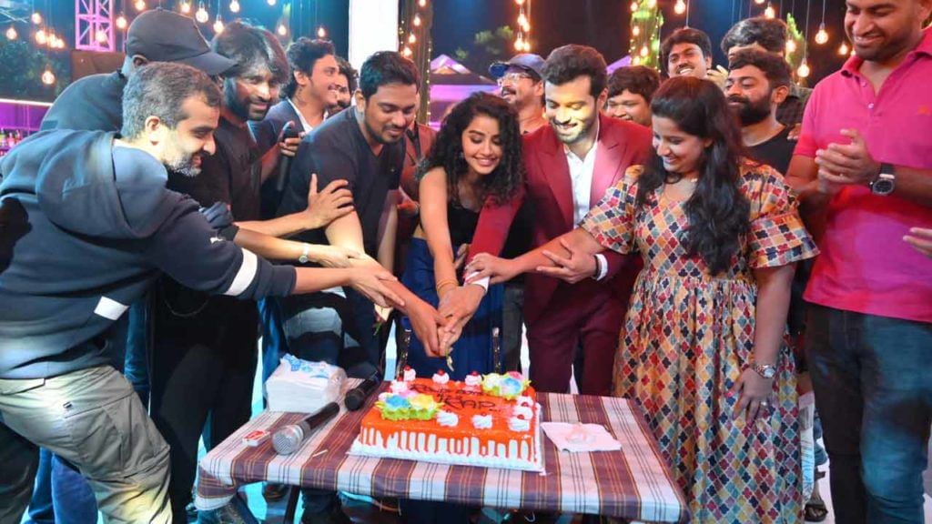Rowdy Boys: షూటింగ్ కు గుమ్మడికాయ కొట్టేసిన రౌడీ బాయ్స్.. త్వరలోనే ప్రేక్షకుల ముందుకు.. Rowdy Boys: షూటింగ్ కు గుమ్మడికాయ కొట్టేసిన రౌడీ బాయ్స్.. త్వరలోనే ప్రేక్షకుల ముందుకు..