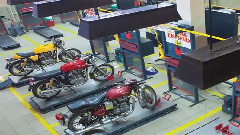 రాయల్‌ఎన్‌ఫీల్డ్‌కి ప్రీమియం సెగ్మెంట్‌లో గత రెండేళ్లుగా ఎదురే లేకుండా పోయింది. 2019-20 ఆర్థిక సంవత్సరంలో దేశీయంగా రాయల్‌ఎన్‌ఫీల్డ్‌ 1,96,635 బైకులు అమ్మగలిగింది. ఆ తర్వాత సంవత్సరం కరోనా ఫస్ట్‌ వేవ్‌ ఎఫెక్ట్‌ ఉన్నా 2,10,270 బైకులు అమ్మింది. దాదాపు 7 శాతం వృద్ధిని అమ్మకాల్లో సాధించింది. సెప్టెంబరులో ఒక్కసారిగా అమ్మకాలు 52 శాతం మేర పడిపోయాయి.