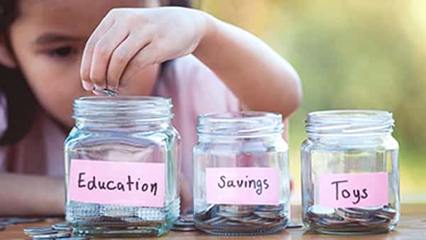 SBI: దేశంలో అతిపెద్ద ప్రభుత్వ బ్యాంక్ ఎస్బీఐలో అందుబాటులో ఉన్న 8 రకాల పొడుపు ఖాతాలు ఇవే..