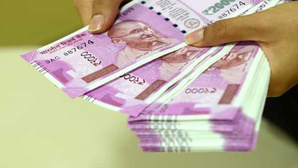 SBI Holders: కస్టమర్లకు ఎస్బీఐ గుడ్న్యూస్.. కేవలం రూ.342 చెల్లిస్తే.. రూ.4 లక్షల బెనిఫిట్.. ఎలాగంటే..!