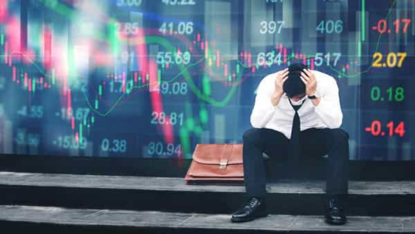Sensex Crash: దీపావళికి ముందు మదుపరులకు బ్లాక్ డే.. లక్షల కోట్లు నష్టపోయిన ఇన్వెస్టర్లు..
