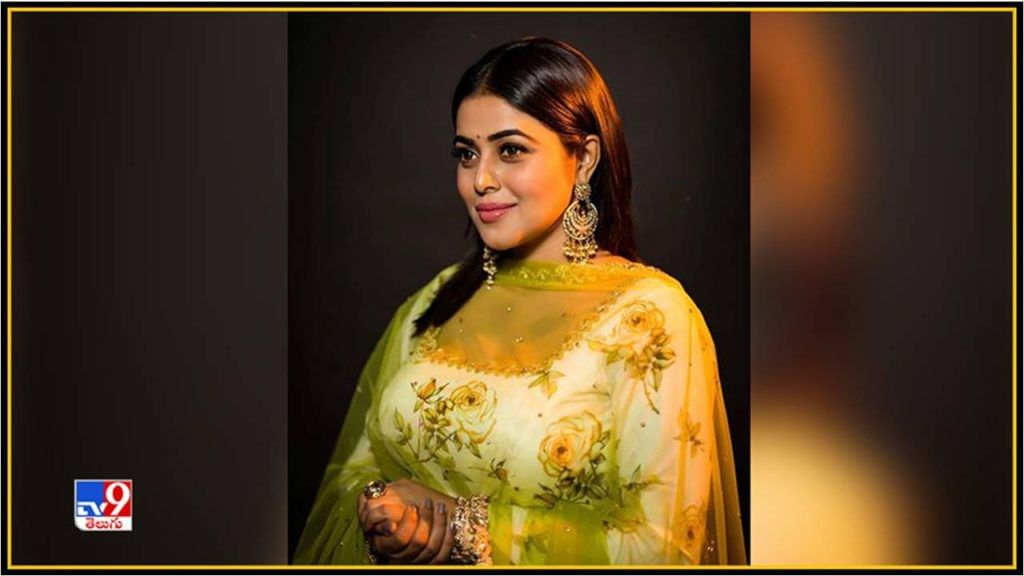 Shamna Kasim: పుత్తడి బొమ్మ పూర్ణమ్మ.. చీరకట్టు చిరునవ్వులు చిందిస్తున్న చిన్నది..