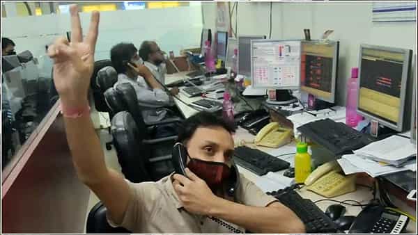 Share Market: ఆరంభంలోనే దూకుడు.. ఆల్టైమ్ హైక్ దిశగా మార్కెట్లు..