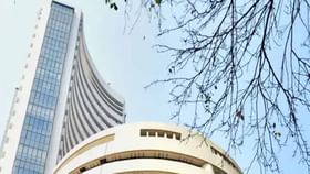 Share Markets: భారీ నష్టాల్లో స్టాక్ మార్కెట్లు..600 పైగా పాయింట్ల నష్టాల్లో కదులుతున్న బిఎస్ఇ సెన్సెక్స్! Share Markets: భారీ నష్టాల్లో స్టాక్ మార్కెట్లు..600 పైగా పాయింట్ల నష్టాల్లో కదులుతున్న బిఎస్ఇ సెన్సెక్స్!