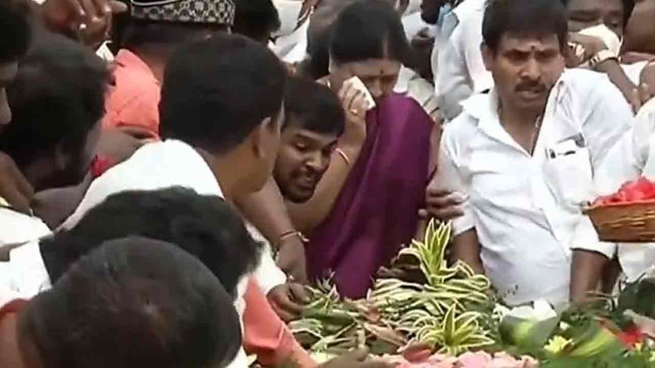 Sasikala: జయలలిత సమాధి వద్ద శశికళ భావోద్వేగం.. అమ్మను తలచుకుంటూ కంట తడిపెట్టిన చిన్నమ్మ