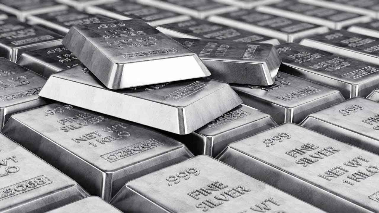 Silver Price Today: బంగారం బాటలోనే.. పరుగులు పెడుతున్న వెండి ధర.. తాజా రేట్ల వివరాలు