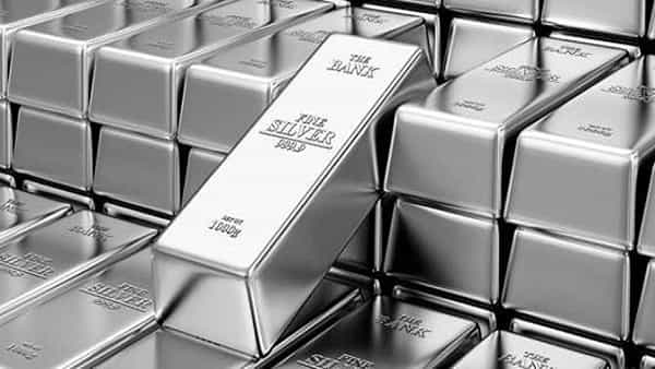 Silver Price Today: వెండి ప్రియులకు గుడ్న్యూస్.. దేశీయంగా స్వల్పంగా తగ్గితే.. అక్కడ మాత్రం భారీగా తగ్గింది