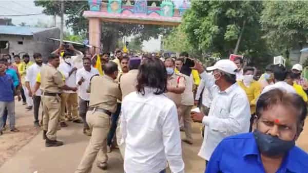 Srikakulam: తిత్లీ తుఫాన్ చిచ్చు.. నడిరోడ్డు మీద తన్నుకున్న టిడిపి-వైసిపి వర్గాలు