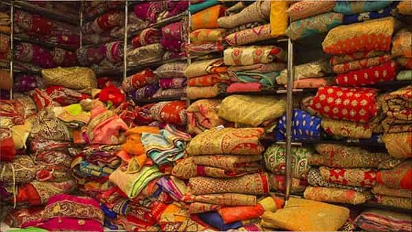Surat Sarees: చీరల వ్యాపారులకు షాకింగ్ న్యూస్.. సూరత్లో పెరుగనున్న ధరలు.. ఎంత పెరుగొచ్చంటే..