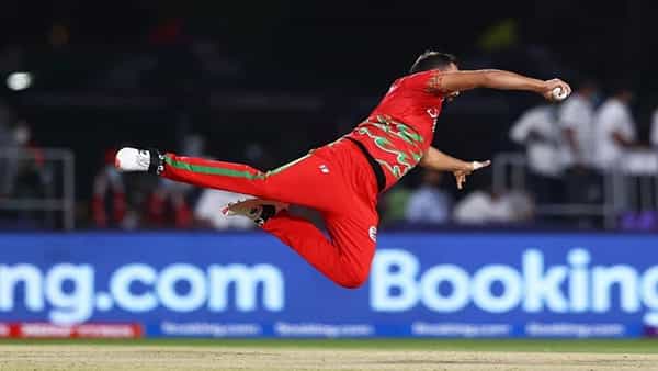 T20 World Cup 2021: ఆకట్టుకున్న ఒమన్ ఫాస్ట్ బౌలర్.. కళ్లు చెరిదే క్యాచ్తో బంగ్లాకు షాక్.. 11 ఏళ్ల క్రితం భారత్ను కూడా బోల్తాకొట్టించాడు..!