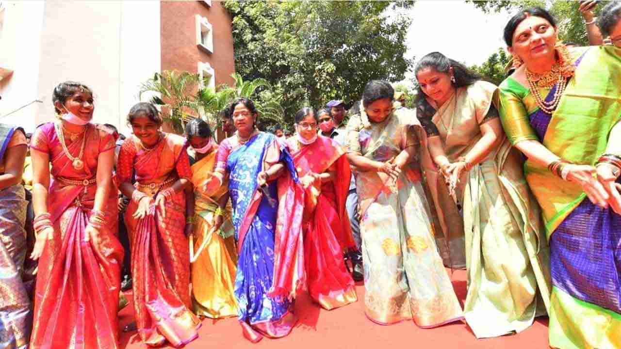 Bathukamma: ఆడపడుచులతో కలిసి పాటలు పాడుతూ బతుకమ్మ ఆడిన గవర్నర్ తమిళిసై, ఎమ్మెల్సీ కవిత