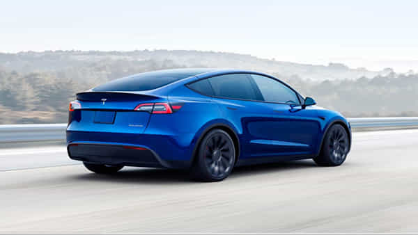 Tesla Car: వాహనదారులకు గుడ్న్యూస్.. రోడ్డుపై చక్కర్లు కొడుతున్న టెస్లా ఎలక్ట్రిక్ కారు.. మార్కెట్లో సందడి చేయనున్న వాహనాలు