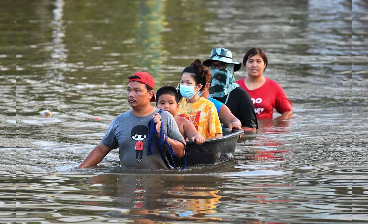 Thailand Flood: వర్షాలు.. వరదలతో వణికిపోతున్న థాయ్‌లాండ్.. భయం గుప్పిట్లో బిక్కు బిక్కుమంటూ జనం..