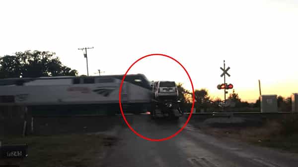 Viral Video: ఘోర ప్రమాదం..! ట్రక్కును ఢీ కొట్టిన రైలు.. వీడియో చూస్తే ఆశ్చర్యపోతారు..