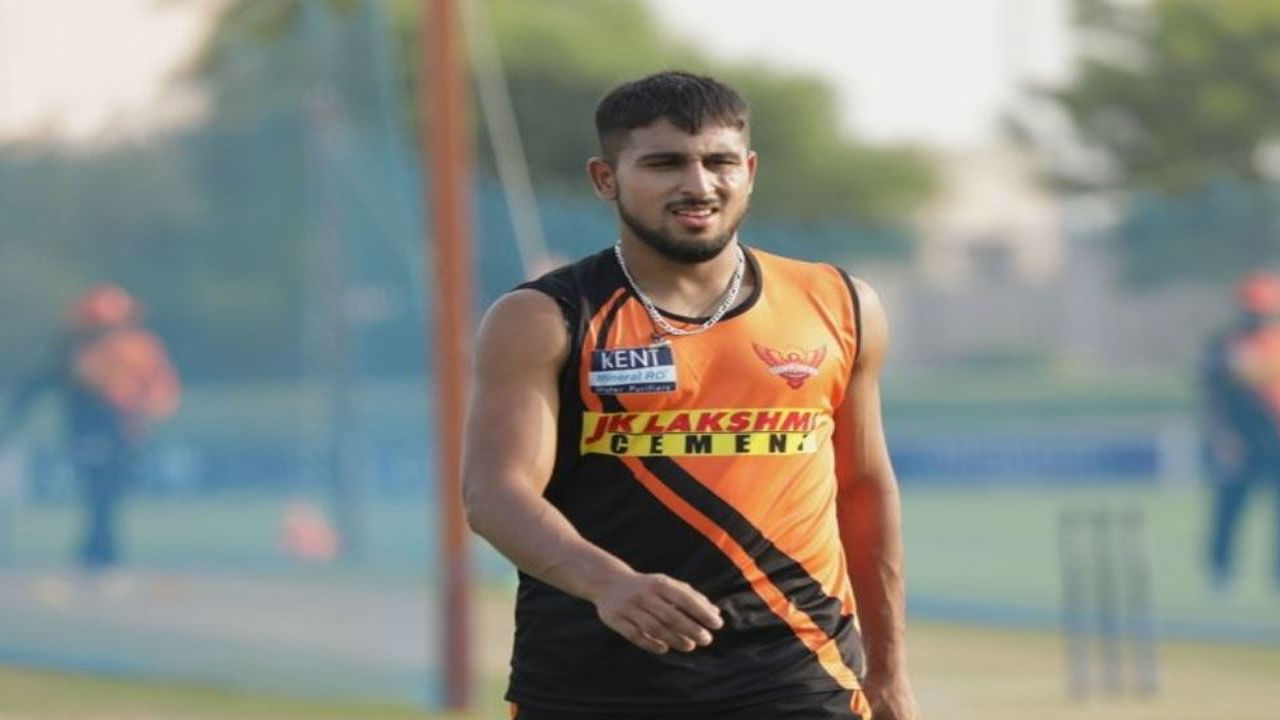 Sunrisers Hyderabad: కూరగాయలు అమ్ముకునే వ్యక్తి కొడుకు.. ఐపీఎల్‎లో 151.03 కిలోమీటర్ల వేగంతో బౌలింగ్.. ఆకట్టుకుంటున్న జమ్మూ యువకుడు..