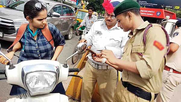 DL, RC Permit: డాక్యుమెంట్స్ లేకుండా డ్రైవింగ్ చేస్తే భారీ జరిమానా.. కేంద్రం కీలక నిర్ణయం.. ఎప్పటినుంచంటే..?