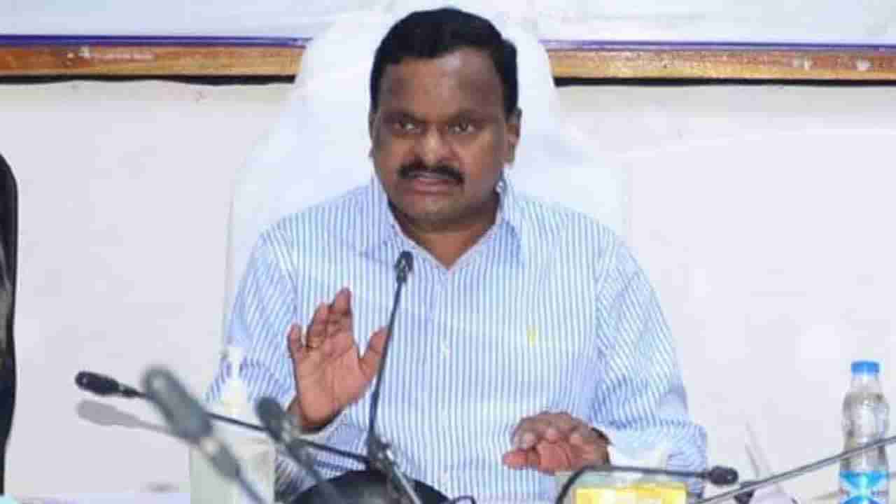 Siddipet Collector: చెండాడుతా.. వెంటాడుతా.. అధికారులకు సినిమా స్టైల్లో వార్నింగ్ ఇచ్చిన సిద్దిపేట కలెక్టర్.. వీడియో