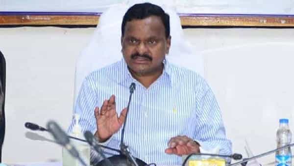 Siddipet Collector: చెండాడుతా.. వెంటాడుతా.. అధికారులకు సినిమా స్టైల్లో వార్నింగ్ ఇచ్చిన సిద్దిపేట కలెక్టర్.. వీడియో
