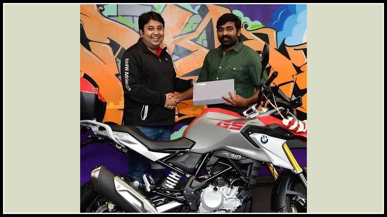 హీరో విజయ్ సేతుపతి లేటెస్ట్ గా కొన్న BMW బైక్ ఫొటోస్ సోషల్ మీడియాలో వైరల్ గా మారాయి.