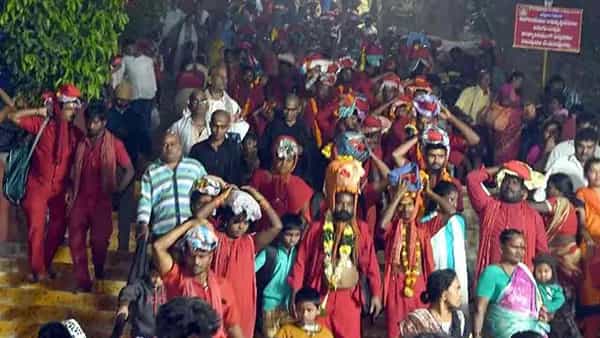పోటెత్తిన భవానీ భక్తులు.. దీక్షల విరమణకు భారీగా తరలి వస్తున్న భక్త జనం.. కనకదుర్గ ప్లైఓవర్పై రెండు కిలోమీటర్ల మేర..