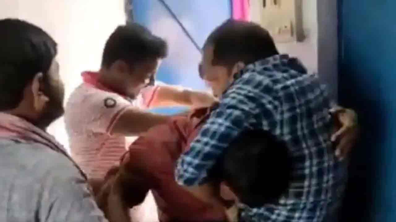 Viral Video: ప్రిన్సిపాల్ పోస్టు కోసం సూపర్ ఫైట్.. విద్యాశాఖ కార్యాలయంలోనే ఇరగ్గొట్టుకున్నారు.. వీడియో వైరల్