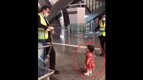 Viral Video: ఆంటీని హగ్ చేసుకునేందుకు పర్మీషన్ కోరిన పాల బుగ్గల చిన్నారి.. సెక్యూరిటీ సిబ్బంది రియాక్షన్ ఇదీ..