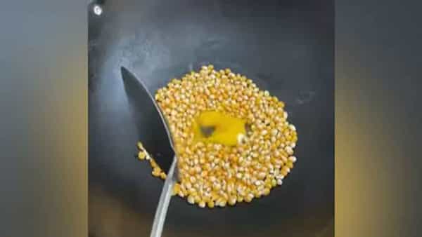 Egg Popcorn: వింత రెసిపీలు గుడ్డుతో పాప్కార్న్.. పుస్తకం డీప్ ప్రై.. ఇవేం వంటలు అంటున్న కొంతమంది నెటిజన్లు