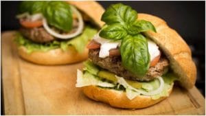 Viral Photos: అక్కడ బర్గర్‌ షేర్‌ చేసుకుంటే జైలుకే..! ఈ వింత చట్టం ఎక్కడుందంటే..?