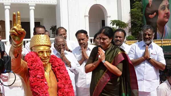 Sasikala: రెండాకుల పార్టీ హైటెన్షన్.. పార్టీని తన చేతుల్లోకి తీసుకునే ప్లాన్లో చిన్నమ్మ..