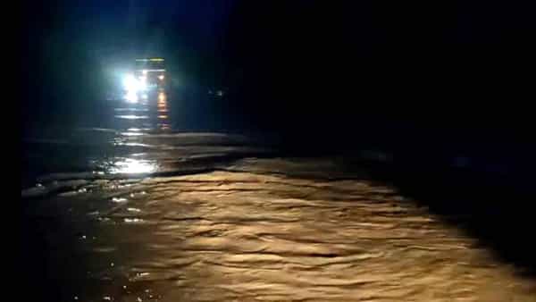 Rains: పొంగి పొర్లుతోన్న వెదురుగెడ్డ వాగు.. తూర్పు - విశాఖ జిల్లా సరిహద్దుల్లో రాకపోకలు బంద్