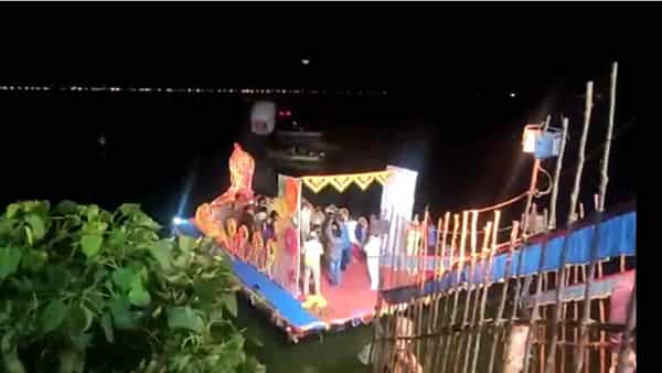 Warangal: ఓరుగల్లులో అద్భుతంగా తెప్పోత్సవం.. భద్రకాళీ చెరువులో హంస వాహనంపై అమ్మవారి విహారం