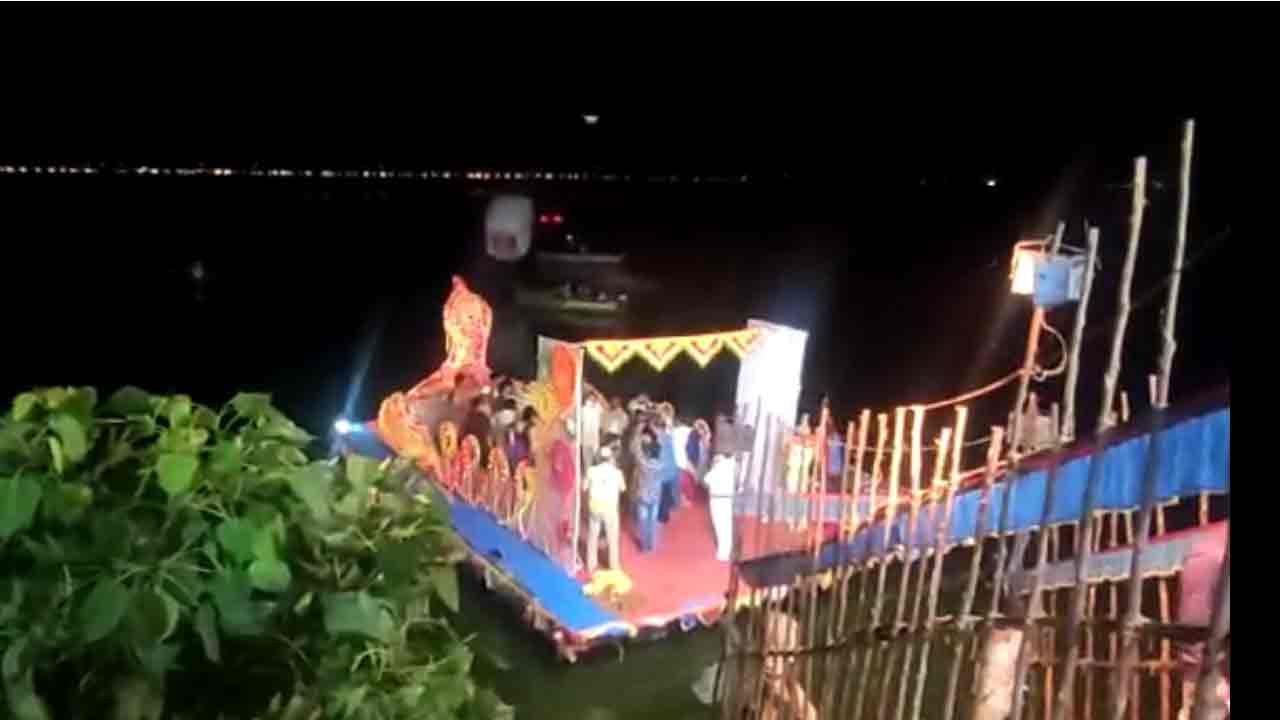 Warangal: ఓరుగల్లులో అద్భుతంగా తెప్పోత్సవం.. భద్రకాళీ చెరువులో హంస వాహనంపై అమ్మవారి విహారం