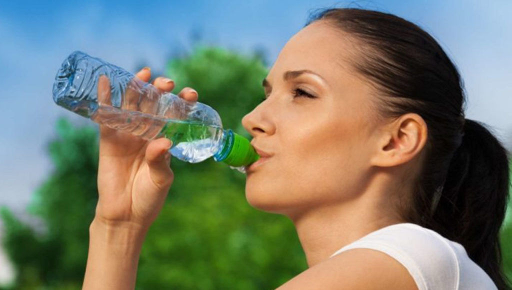 Health: శరీరంలో ఈ మార్పులు కనిపిస్తున్నాయా..? అయితే మీరు సరిపడ నీటిని తాగడం లేదని అర్థం.. Health: శరీరంలో ఈ మార్పులు కనిపిస్తున్నాయా..? అయితే మీరు సరిపడ నీటిని తాగడం లేదని అర్థం..
