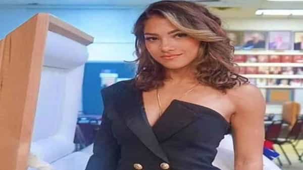 తండ్రి శవం ముందు యువతి ఫొటోషూట్.. సోషల్మీడియాలో ఏకిపారేస్తున్న జనాలు